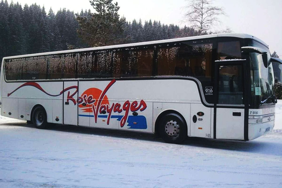 bus voyage rose côté